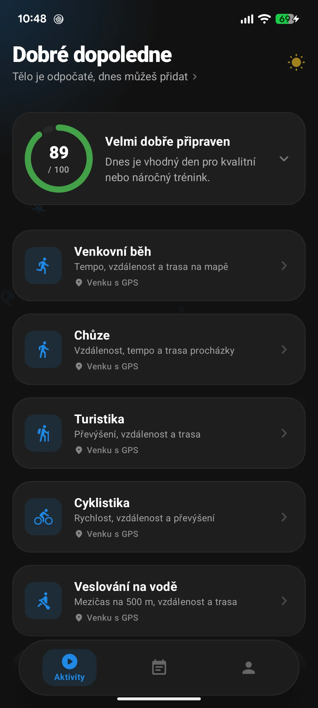 Úvodní obrazovka s připraveností 89 ze 100, doporučením na dnešní trénink a výběrem sportů